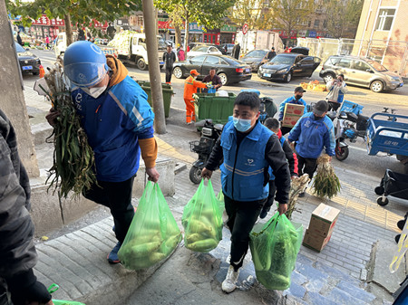 3-大连市中山区海军广场街道“海之骑”滨城卫士志愿服务队送菜上门志愿服务活动.jpg